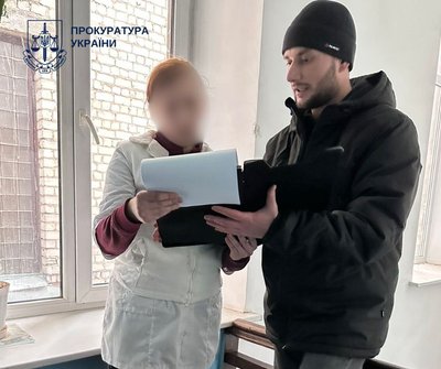 Смерть 8-річної дівчинки від пневмонії у Києві: лікарку підозрюють у неналежному виконанні обов'язків Смерть 8-річної дівчинки від пневмонії у Києві: лікарку підозрюють у неналежному виконанні обов'язків