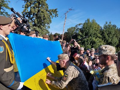Військові залишають послання на прапорі