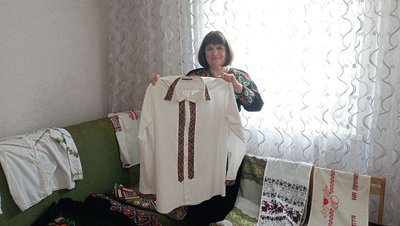 "Взяла з собою документи і вишивку". Народна майстриня з Херсонщини евакуювала вишиванки з-під обстрілів до Кривого Рогу "Взяла з собою документи і вишивку". Народна майстриня з Херсонщини евакуювала вишиванки з-під обстрілів до Кривого Рогу