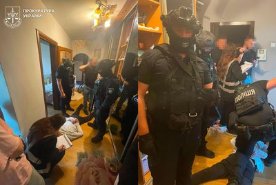 Біля "Шувару" затримали львів'янина, який продавав автомат за 40 тисяч гривень Біля "Шувару" затримали львів'янина, який продавав автомат за 40 тисяч гривень