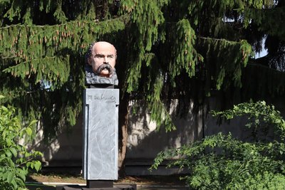 Перефарбували у "бронзу": в Охтирці розкритикували різнобарвний пам’ятник Олексію Бересту Перефарбували у "бронзу": в Охтирці розкритикували різнобарвний пам’ятник Олексію Бересту