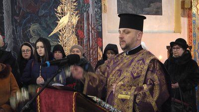 Загинув під час оборони Бахмута: у Житомирі попрощалися з військовим Василем Гречухом Загинув під час оборони Бахмута: у Житомирі попрощалися з військовим Василем Гречухом