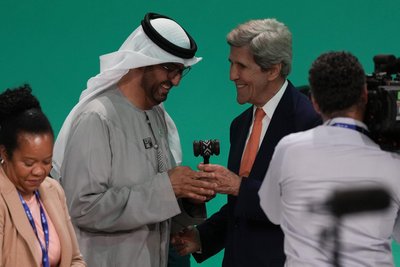 Султан аль-Джабер та Джон Керрі на кліматичному саміті ООН COP28 Султан аль-Джабер та Джон Керрі на кліматичному саміті ООН COP28