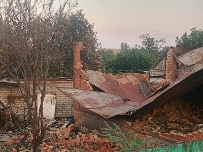 Пошкоджена будівля у Золочеві на Харківщині Пошкоджена будівля у Золочеві на Харківщині