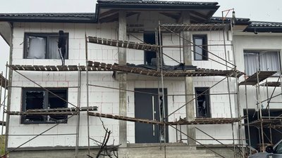 Пошкоджений житловий будинок Пошкоджений житловий будинок