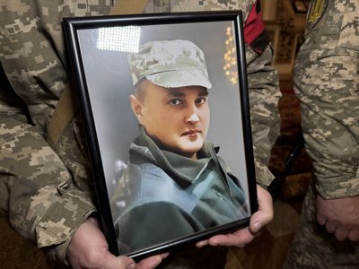 У Полтаві прощаються із двома військовими, які полягли на війні з РФ У Полтаві прощаються із двома військовими, які полягли на війні з РФ