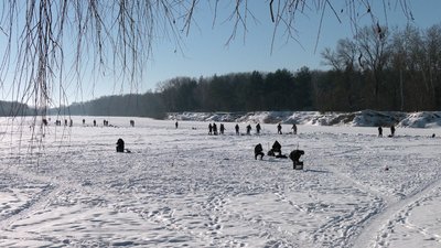 Зимова риболовля у Чернігові: що спіймали чернігівці на Десні