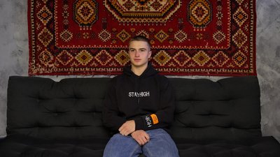 «Він поїхав — і я вирішив вчитися»: 16-річний хлопець із Мени продовжує справу брата-барбера, який долучився до ЗСУ «Він поїхав — і я вирішив вчитися»: 16-річний хлопець із Мени продовжує справу брата-барбера, який долучився до ЗСУ