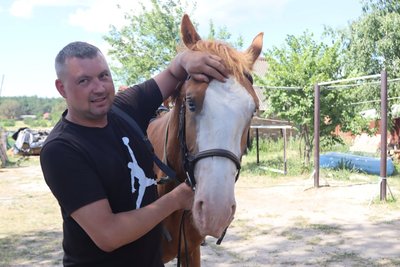 Іпотерапія для ветеранів: як на Охтирщині реабілітують за допомогою коней Іпотерапія для ветеранів: як на Охтирщині реабілітують за допомогою коней