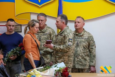 У Житомирі родинам загиблих військових передали державні нагороди У Житомирі родинам загиблих військових передали державні нагороди