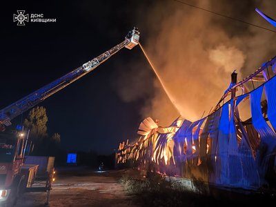 Під Києвом сталася масштабна пожежа на складі Під Києвом сталася масштабна пожежа на складі