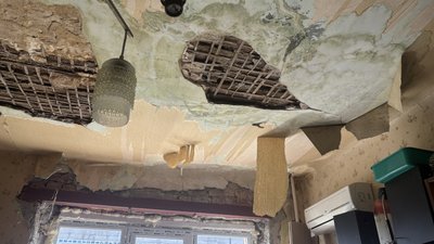 Пошкоджена стеля у квартирі після прильоту