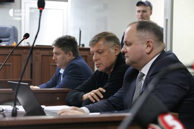 Ігор Миронюк "Рокет" (в центрі), якого підозрюють в участі у схемі масштабних розкрадань у сфері енергетики Ігор Миронюк "Рокет" (в центрі), якого підозрюють в участі у схемі масштабних розкрадань у сфері енергетики
