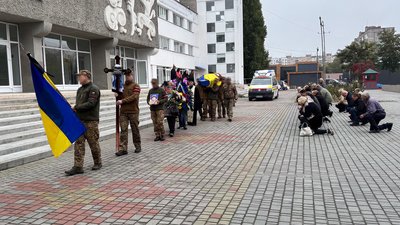 В Олександрії на Кіровоградщині попрощалися із захисником Ігорем Гавриленком В Олександрії на Кіровоградщині попрощалися із захисником Ігорем Гавриленком