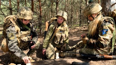 "Замість нігтиків — автомати": як подруги з Харкова разом пішли на війну "Замість нігтиків — автомати": як подруги з Харкова разом пішли на війну