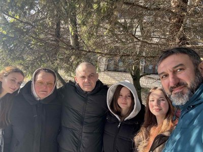 Рідні вперше відвідали в госпіталі бійця з Рівненщини після повернення з полону Рідні вперше відвідали в госпіталі бійця з Рівненщини після повернення з полону