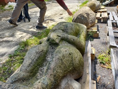 "На них – сліди від російських снарядів": на Дніпропетровщину еваукуювали три кам’яні баби з фронту "На них – сліди від російських снарядів": на Дніпропетровщину еваукуювали три кам’яні баби з фронту