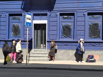 в центрі Тернополя змінили колір фасаду, руська 27, синій фасад в центрі Тернополя змінили колір фасаду, руська 27, синій фасад