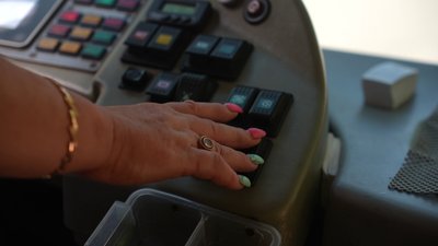 «Кермо — це покликання»: водійка тролейбуса з Херсона переїхала в Одесу, де продовжила кермувати електротранспортом «Кермо — це покликання»: водійка тролейбуса з Херсона переїхала в Одесу, де продовжила кермувати електротранспортом