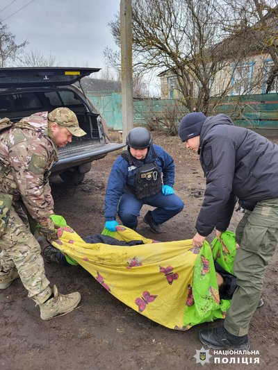 Правоохоронці евакуюють загиблого внаслідок обстрілу Дворічної на Харківщині Правоохоронці евакуюють загиблого внаслідок обстрілу Дворічної на Харківщині