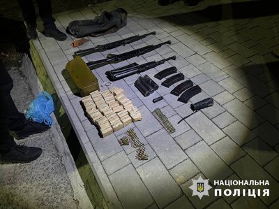 Торгівля зброєю: На Вінниччині затримали чоловіка під час продажу автоматів Торгівля зброєю: На Вінниччині затримали чоловіка під час продажу автоматів