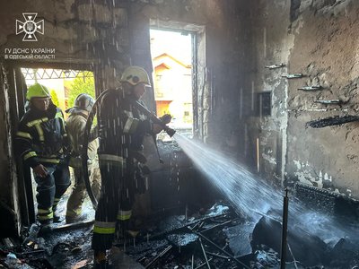 В Одесі через пожежу госпіталізували чоловіка та дівчинку В Одесі через пожежу госпіталізували чоловіка та дівчинку
