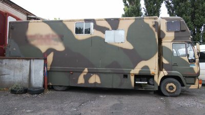 У Хмельницькому волонтери переробляють вантажівку на майстерню для військових У Хмельницькому волонтери переробляють вантажівку на майстерню для військових
