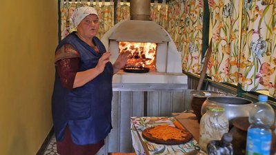 Пісні, приспівки та голубці на молоці. "Баба Єлька" презентувала фінальну серію циклу про громади Кіровоградщини Пісні, приспівки та голубці на молоці. "Баба Єлька" презентувала фінальну серію циклу про громади Кіровоградщини