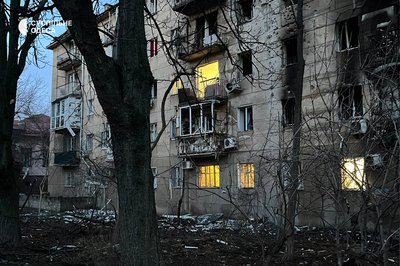 Пожежа у будинку, вирва та вибиті вікна: наслідки нічної атаки по Одесі Пожежа у будинку, вирва та вибиті вікна: наслідки нічної атаки по Одесі