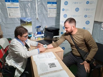"Це так все щоденно. До вибухів ми звикли": в Оріхові під обстрілами армії РФ працюють комунальні служби та одна лікарка