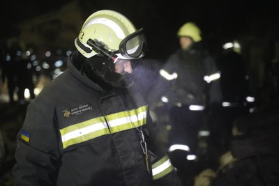 Рятувальник на місці удару РФ "Гром-Е1" по приватному сектору в Основ'янському районі Харкова