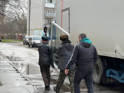 У Каневі на Черкащині замінюють вікна у будинках, що пошкодило внаслідок атаки РФ 10 жовтня У Каневі на Черкащині замінюють вікна у будинках, що пошкодило внаслідок атаки РФ 10 жовтня
