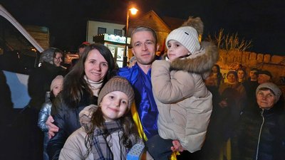У Луцьку зустріли експолоненого прикордонника Віктора Мальчевського, який був у неволі майже 3 роки У Луцьку зустріли експолоненого прикордонника Віктора Мальчевського, який був у неволі майже 3 роки
