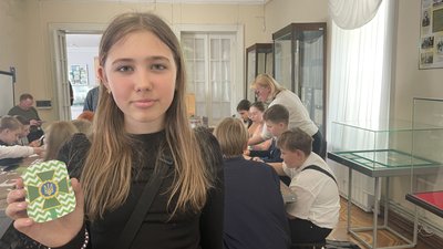 У Миколаєві школярі створювали шеврони для прикордонників У Миколаєві школярі створювали шеврони для прикордонників