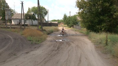 Дитина їде на велосипеді Дитина їде на велосипеді