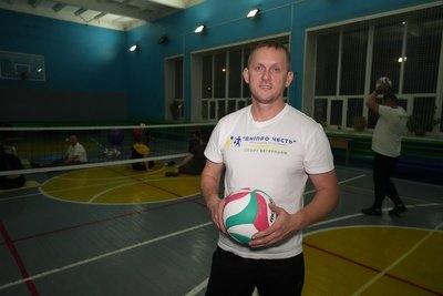 Як у Дніпрі ветерани війни тренуються та грають у волейбол сидячи