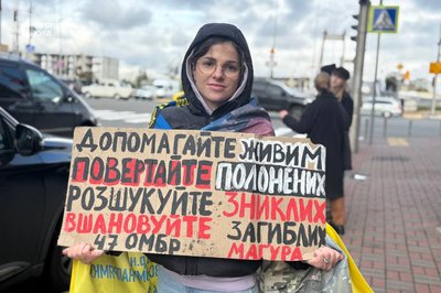 "Буду шукати до останнього": в Києві пройшла акція на підтримку військовополонених "Буду шукати до останнього": в Києві пройшла акція на підтримку військовополонених