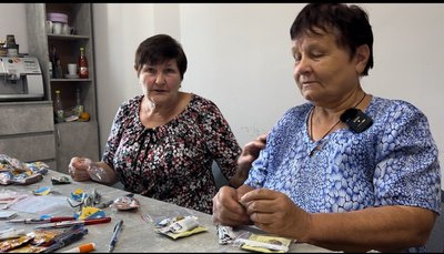 "Це нам в радість": на Рівненщині жінки літнього віку складають пакунки для військових