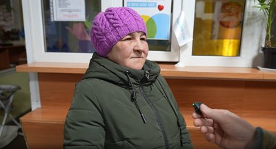 “Я в калошах — уявляєте”: як допомагають евакуйованим у транзитному центрі у Сумах
