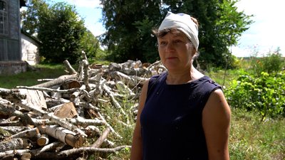 В селі на Чернігівщині через нестачу чоловіків жінки рубають та пиляють дрова і косять траву В селі на Чернігівщині через нестачу чоловіків жінки рубають та пиляють дрова і косять траву
