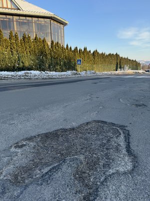 Аварійні ями на дорогах: на Буковині визначили п’ять ділянок для першочергового ремонту Аварійні ями на дорогах: на Буковині визначили п’ять ділянок для першочергового ремонту