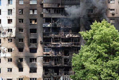 Будинок горів майже добу: як живуть евакуйовані мешканці багатоповерхівки у Херсоні Будинок горів майже добу: як живуть евакуйовані мешканці багатоповерхівки у Херсоні