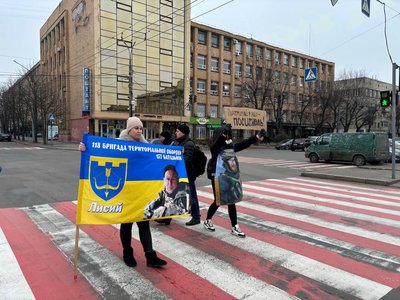 "Я вірю, що він прийде": у Черкасах відбулася акція на підтримку полонених і зниклих безвісти "Я вірю, що він прийде": у Черкасах відбулася акція на підтримку полонених і зниклих безвісти