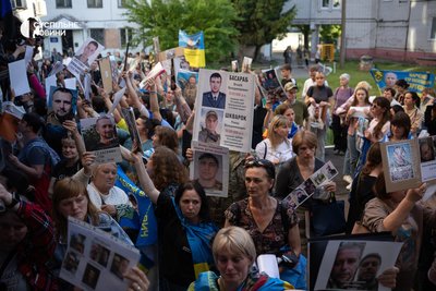 Родичі полонених та зниклих безвісти військовослужбовців приїхали на обмін в надії, що звільнені сьогодні з полону бійці по фотографіям зможуть впізнати їхніх рідних Родичі полонених та зниклих безвісти військовослужбовців приїхали на обмін в надії, що звільнені сьогодні з полону бійці по фотографіям зможуть впізнати їхніх рідних