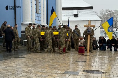 "Честь — це про нього": у Києві попрощалися із загиблим на війні Володимиром Кучеренком "Честь — це про нього": у Києві попрощалися із загиблим на війні Володимиром Кучеренком
