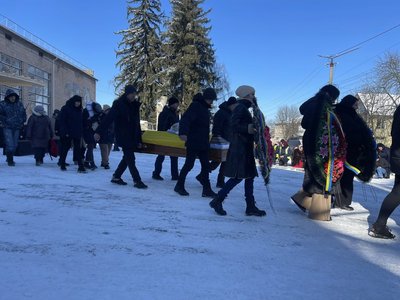 Загинув на Донеччині: на Черкащині попрощалися із загиблим військовим Загинув на Донеччині: на Черкащині попрощалися із загиблим військовим