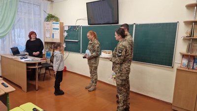 Восьмирічній волонтерці з Рівного побратими її загиблого батька вручили відзнаку Восьмирічній волонтерці з Рівного побратими її загиблого батька вручили відзнаку