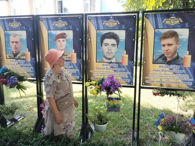 Вічна пам’ять героям: в Олександрівці на Кіровоградщині на Алеї пам’яті загиблих розмістили 71 світлину Вічна пам’ять героям: в Олександрівці на Кіровоградщині на Алеї пам’яті загиблих розмістили 71 світлину