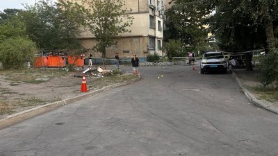 У Кам'янському на Дніпропетровщині поліція наїхала на чоловіка, який ліг на асфальт: деталі У Кам'янському на Дніпропетровщині поліція наїхала на чоловіка, який ліг на асфальт: деталі