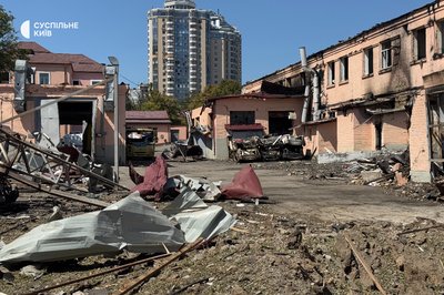 Згоріли 5 карет швидкої допомоги: війська РФ поцілили по території Київмедспецтрансу Згоріли 5 карет швидкої допомоги: війська РФ поцілили по території Київмедспецтрансу
